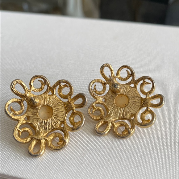 Vintage stud earrings with pearls - Picture 3 of 6